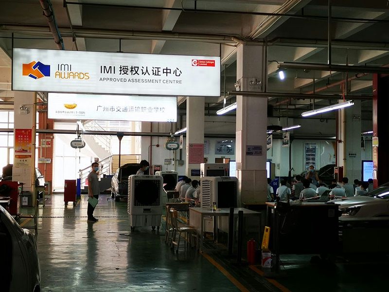 廣州市交通運(yùn)輸職業(yè)學(xué)院降溫通風(fēng)使用移動(dòng)冷風(fēng)機(jī).jpg 廣州市交通運(yùn)輸職業(yè)學(xué)院降溫通風(fēng)使用移動(dòng)冷風(fēng)機(jī).jpg