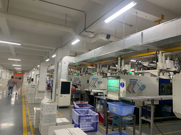 注塑廠降溫安裝星科工業(yè)省電空調-立式管道機.jpg